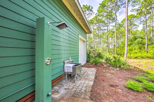 Κήπος έξω από το Breezy Home with Grills, Pool and Beach Access!