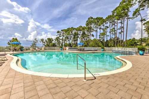 Πισίνα στο ή κοντά στο Breezy Home with Grills, Pool and Beach Access!