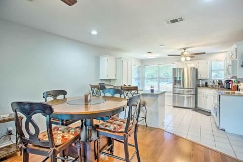 Dapur atau dapur kecil di Lakefront Family Home with Boat Dock and Slip in Texas