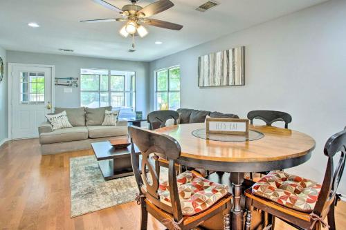 Ruang duduk di Lakefront Family Home with Boat Dock and Slip in Texas