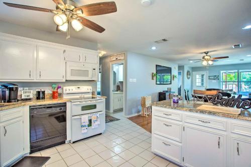 Dapur atau dapur kecil di Lakefront Family Home with Boat Dock and Slip in Texas