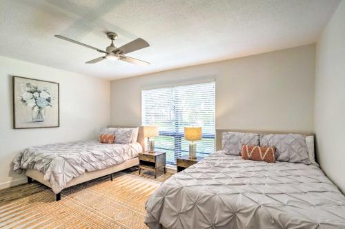 een slaapkamer met 2 bedden en een plafondventilator bij Family-Friendly Condo in PGA National Resort! in Palm Beach Gardens