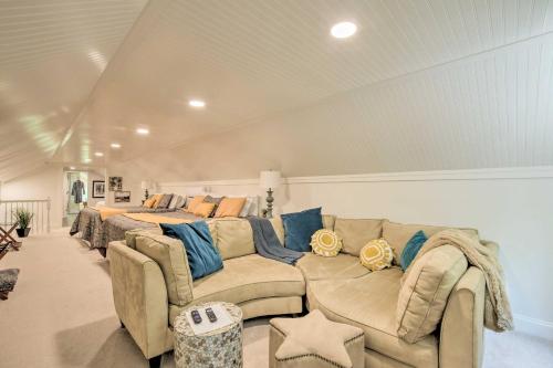 Χώρος καθιστικού στο Butterfly Creek Columbus Estate on 3 Acres!