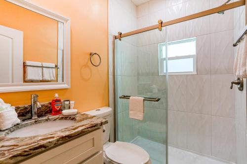 y baño con ducha, lavabo y aseo. en East Shore Paradise #448, en Clearwater Beach