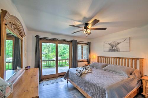 - une chambre avec un lit et un ventilateur de plafond dans l'établissement Waterfront Crivitz Property with Lake Access!, à Crivitz