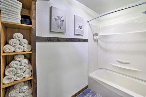 La salle de bains est pourvue d'une douche, d'une baignoire et de toilettes. dans l'établissement Waterfront Crivitz Property with Lake Access!, à Crivitz