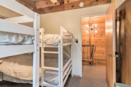 Cama o camas de una habitación en Charming Pinecrest Cabin with Private Deck