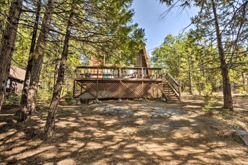una casa en el árbol con terraza en el bosque en Charming Pinecrest Cabin with Private Deck, en Strawberry