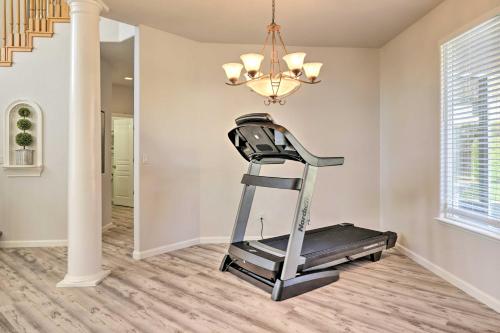 Фитнес-центр и/или тренажеры в Family-Friendly Modesto Home with Grill and Yard