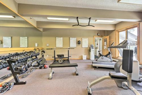Fitness centrum a/nebo fitness zařízení v ubytování Tasteful Snowmass Escape Less Than 1 Mi to Slopes!