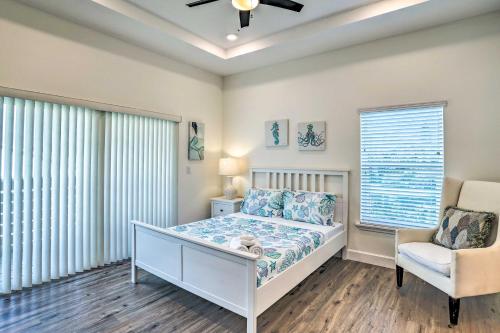 タンパにあるTampa House with Patio, Near Downtown and Beaches!のベッドと椅子と窓のある寝室