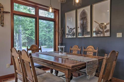 Φωτογραφία από το άλμπουμ του Spacious Riverfront Escape with Private Hot Tub σε Eagle River