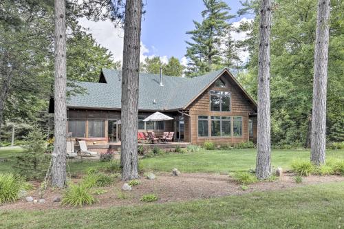 Κήπος έξω από το Spacious Riverfront Escape with Private Hot Tub