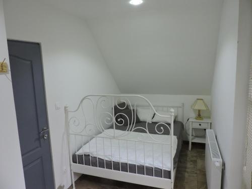 バラトンセペズドにあるSzepezd OAK villaの白い部屋の白いベッド