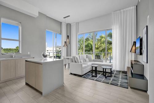 een woonkamer met een bank en een tafel bij Amazing Apartments at H Beach House in Hollywood