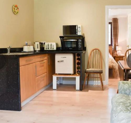 uma cozinha com um balcão e um micro-ondas em Drummond Neuk - Pets Welcome! em Inverness