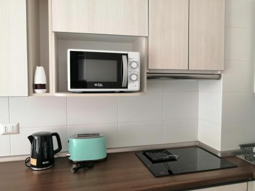 a kitchen with a counter top with a microwave at Departamento en La Serena in La Serena