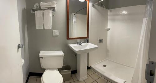 Un baño de Carolina Pine Inn near Southern Pines-Pinehurst