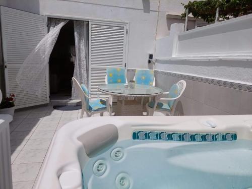 Πισίνα στο ή κοντά στο Jacuzzi House Sunflower