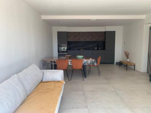 Maison neuve avec piscine et terrasse extérieur