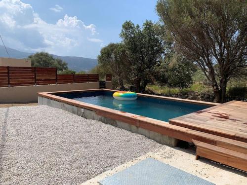 - une piscine avec un frisbee dans l'établissement Maison neuve avec piscine et terrasse extérieur, à Corbara