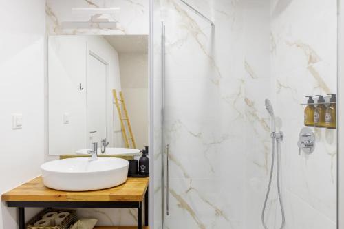 a bathroom with a sink and a shower at Sóis Montejunto Eco Lodge in Alenquer