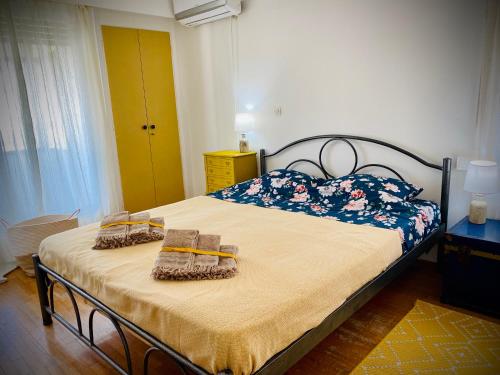 - une chambre avec un lit et 2 serviettes dans l'établissement Lovely 50 sq penthouse & 25 sq balcony @ Glyfada, à Athènes