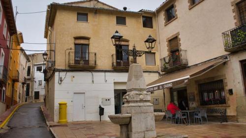 una estatua en una calle frente a un edificio en Nueva CASA TAÍNO, en Benilloba