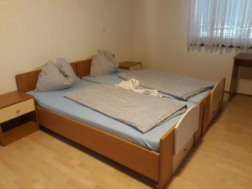 une paire de lits dans une pièce dans l'établissement Apartment Zorec, à Maribor