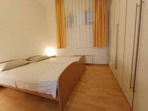 1 dormitorio con 1 cama grande en una habitación en Apartment Riba, en Ankaran