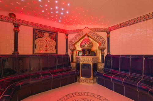 a room with aasteryasteryasteryasteryasteryasteryasteryasteryasteryasteryasteryastery at Alexain Hotel Restaurant & Wellness - Colmar Ouest in Trois-Épis