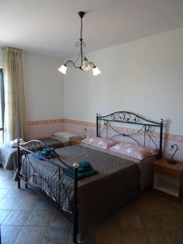 una camera con letto e lampadario a braccio di Villa Merola a Novi Velia