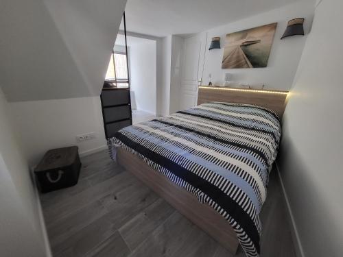 - une chambre avec un lit dans l'établissement Superbe appartement T2 centre historique, à La Souterraine