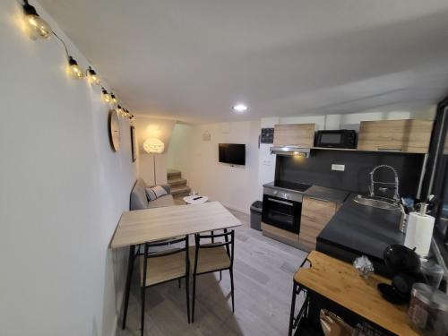 une petite cuisine avec une table dans une pièce dans l'établissement Superbe appartement T2 centre historique, à La Souterraine