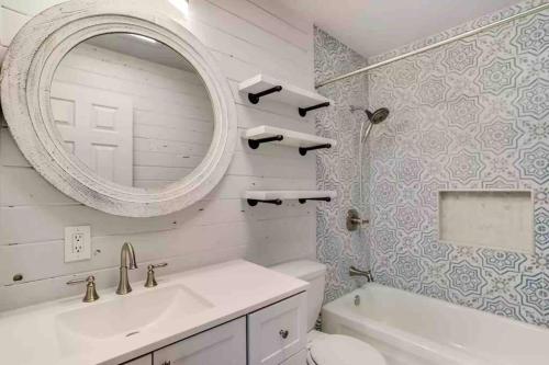 Baño blanco con lavabo y espejo en Comfy, contemporary quiet retreat vacation home with views, en Albuquerque