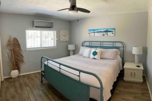 1 dormitorio con 1 cama y ventilador de techo en Comfy, contemporary quiet retreat vacation home with views, en Albuquerque