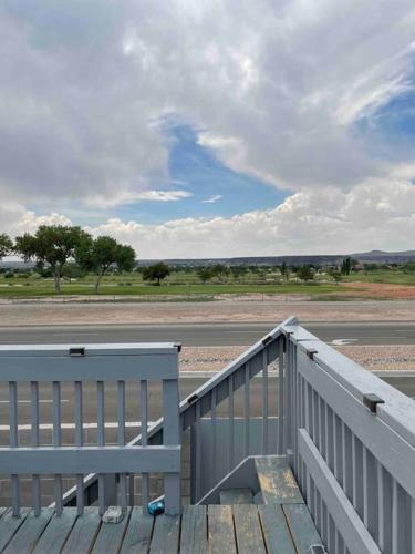 Balkoni atau teres di Comfy, contemporary quiet retreat vacation home with views