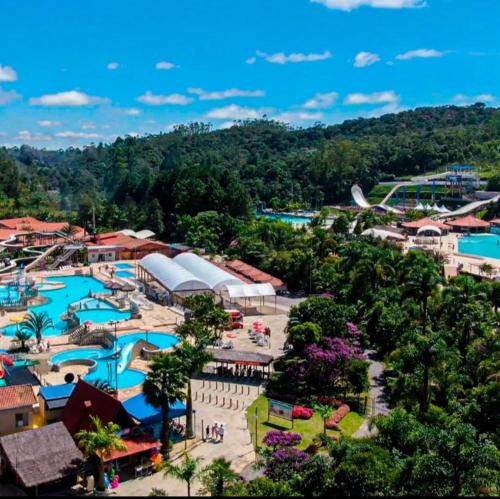 een uitzicht over een waterpark met meerdere zwembaden bij Pousada Moriah 700 metrôs Magic City in Suzano
