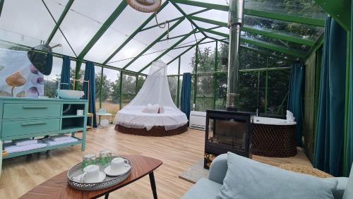 een kamer met een tent met een bed en een open haard bij REMANSO DE TRASFONTAO_Nido 360° in Silleda