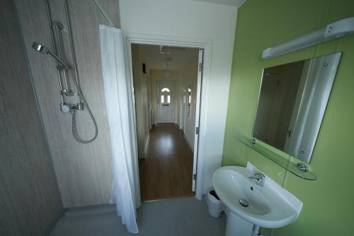 y baño con lavabo, ducha y espejo. en 21 Eamont Park, en Penrith