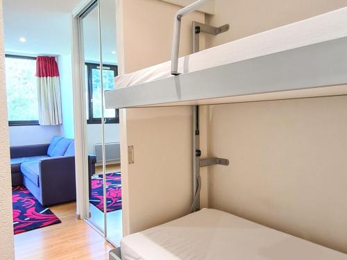 une chambre avec des lits superposés et un salon dans l'établissement Studio Renové, Proche Pistes, Équipé pour 4, Flaine Forêt - FR-1-425-167, à Flaine