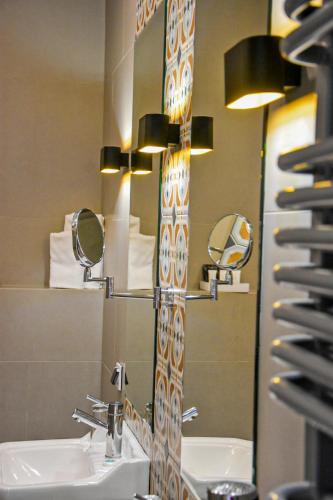 a bathroom with two sinks and a mirror at Hotel Nihil Novi in Radom