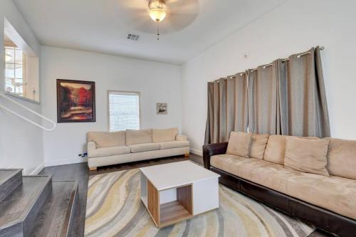 Χώρος καθιστικού στο 5 BR Mansion with Pool and non-heated Jacuzzi Games in Boynton Beach