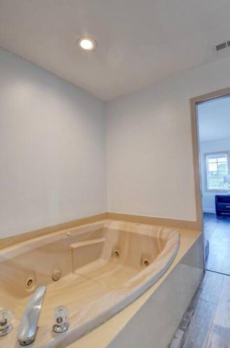 Ένα μπάνιο στο 5 BR Mansion with Pool and non-heated Jacuzzi Games in Boynton Beach