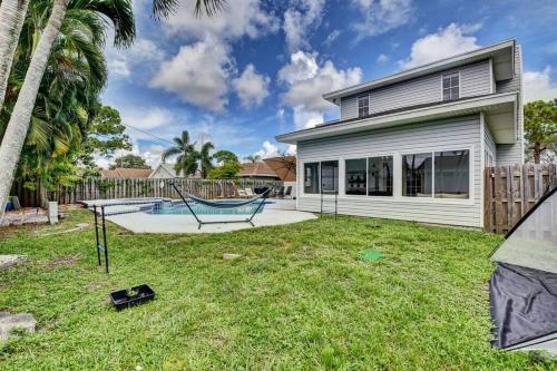 Κήπος έξω από το 5 BR Mansion with Pool and non-heated Jacuzzi Games in Boynton Beach