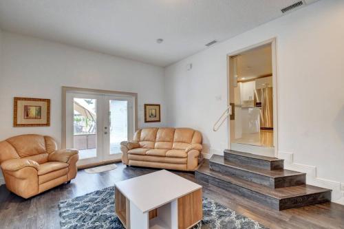 Χώρος καθιστικού στο 5 BR Mansion with Pool and non-heated Jacuzzi Games in Boynton Beach