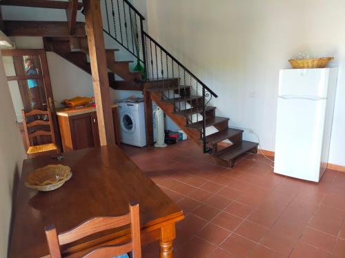 comedor con mesa y escalera en Domus de Jara - Casa Montis en Baradili