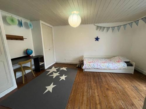 sypialnia z łóżkiem i gwiazdami na podłodze w obiekcie Maison spacieuse authentique proche St Malo Rennes, bienvenue à la Casa Cozumel w mieście Pleugueneuc