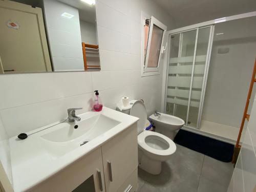 a white bathroom with a sink and a toilet at piso para jovenes familia cerca playa y centro . BLASCO IBANEZ A in Valencia