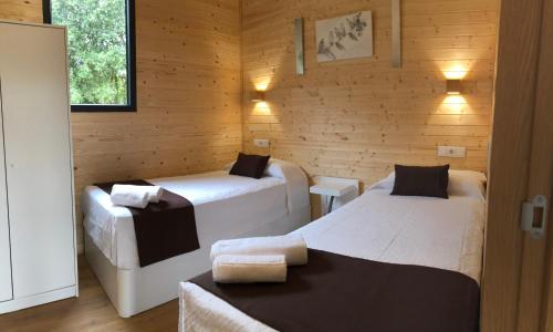 Tempat tidur dalam kamar di Cabañas Compostela - Cabaña Sarela